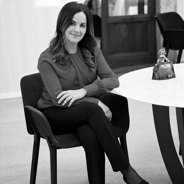 Marián Martínez Pereda, fundadora, copropietaria y directora de Cenador de Amós, sentada en un espacio interior de estilo elegante. Fotografía en blanco y negro. Marián Martínez Pereda, fundadora, copropietaria y directora de Cenador de Amós, sentada en un espacio interior de estilo elegante. Fotografía en blanco y negro.