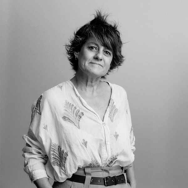 Sara Cucala, periodista, escritora y creadora audiovisual vinculada al mundo de la gastronomía, posa en un retrato en blanco y negro.