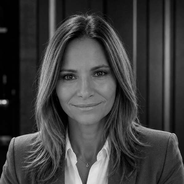Sue Moya Jiménez posa en un retrato profesional, con americana gris y camisa blanca, mirando a cámara. Sue Moya Jiménez posa en un retrato profesional, con americana gris y camisa blanca, mirando a cámara.