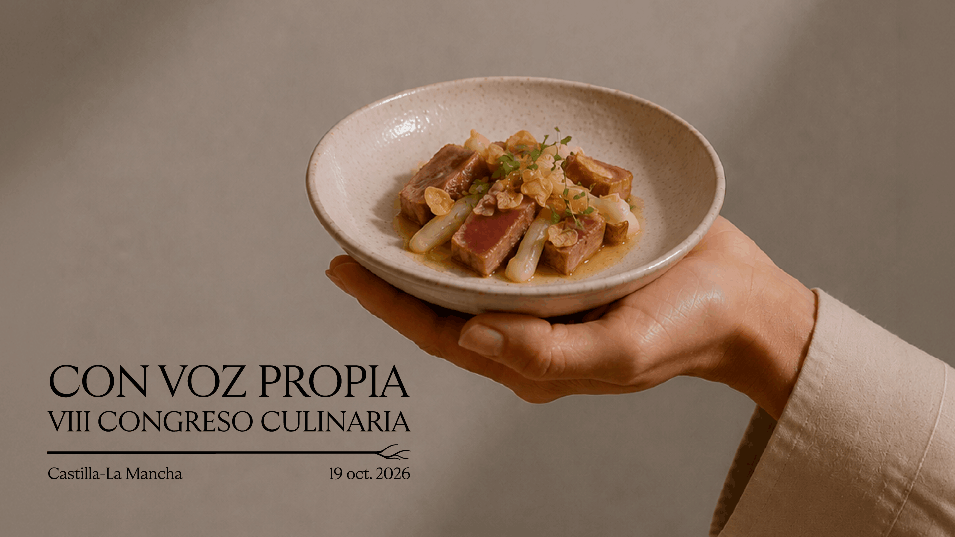 VIII-Congreso-Culinaria-Castilla-La-Mancha-“Con-Voz-Propia”,-19-de-octubre-de-2026,-con-plato-gastronómico-presentado-en-mano.