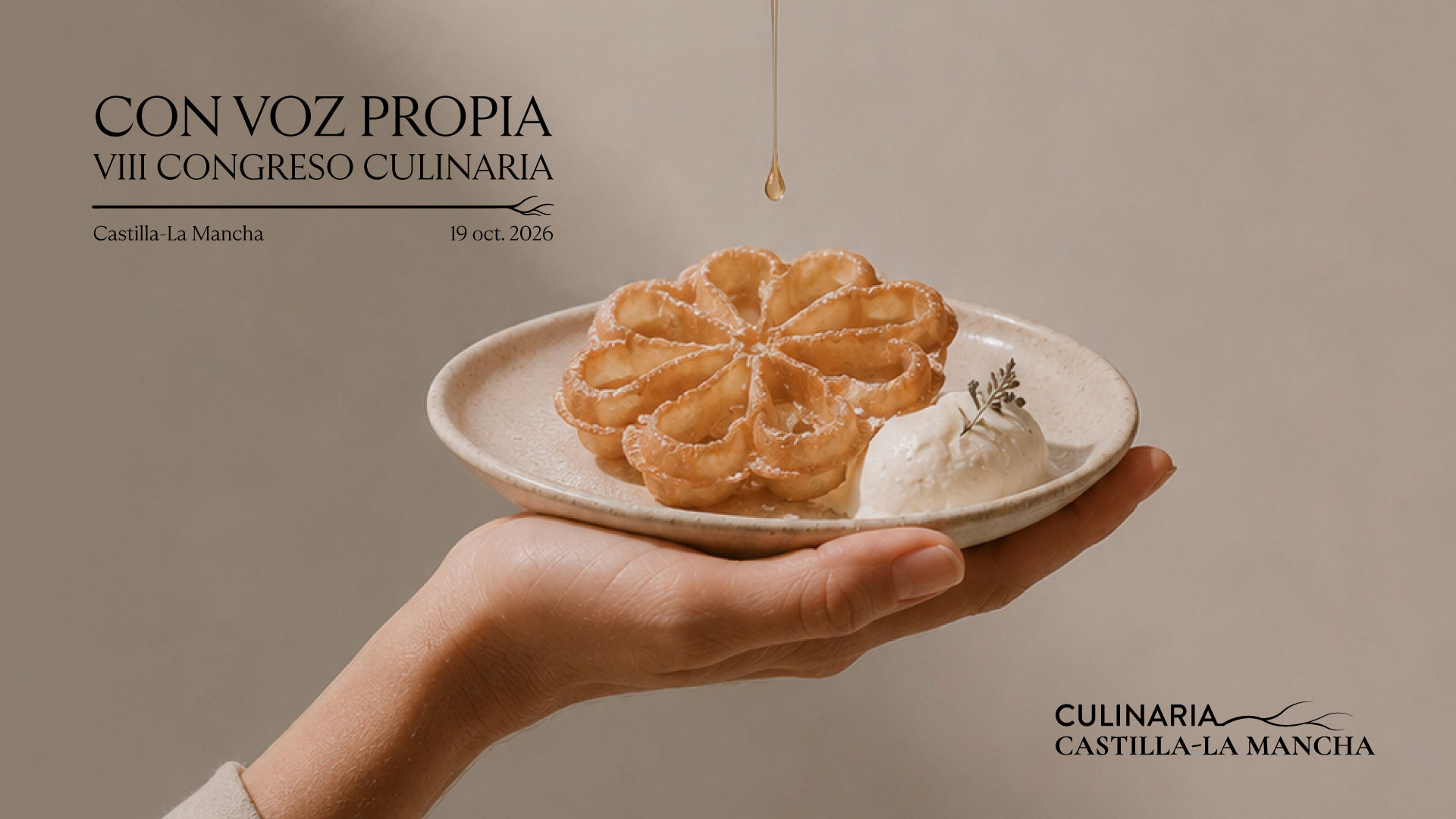 Cartel del VIII Congreso Culinaria Castilla-La Mancha “Con voz propia”, con una mano sosteniendo un plato con un dulce en forma de flor y una bola de crema, fechado el 19 de octubre de 2026.